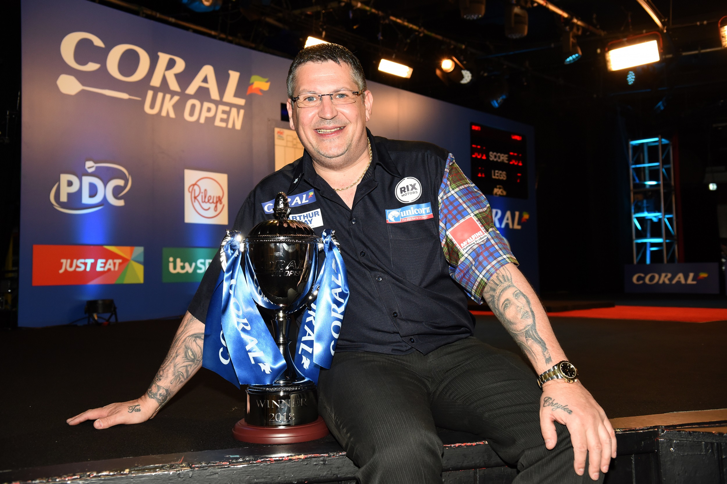 Gary Anderson speaks to Stuart Pyke